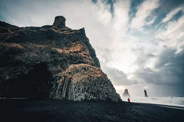 La playa de arena negra de Reynisfjara y el monte Reynisfjall, Islandia. Mañana ventosa. Ocean Waves. Cielo colorido. Puesta de sol mañana . — Foto de Stock
