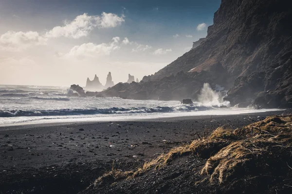 Lever de soleil à la célèbre plage de sable noir Reynisfjara en Islande. Bonjour le vent. Les vagues de l'océan. Ciel coloré. Coucher de soleil du matin . — Photo