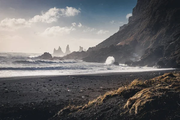 Lever de soleil à la célèbre plage de sable noir Reynisfjara en Islande. Bonjour le vent. Les vagues de l'océan. Ciel coloré. Coucher de soleil du matin . — Photo