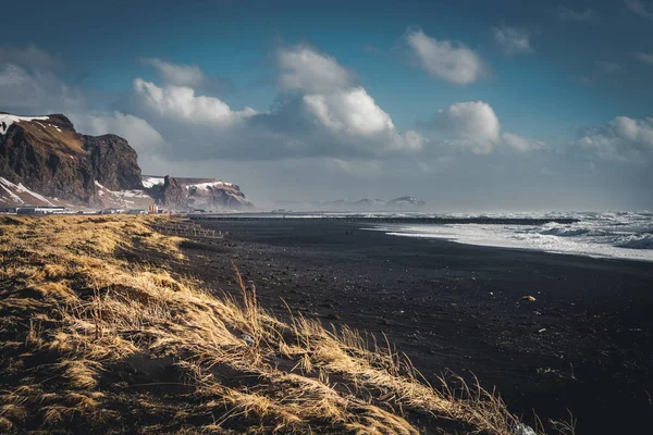 Nascer do sol no famoso Black Sand Beach Reynisfjara, na Islândia. Manhã ventosa. Ondas do Oceano. Céu Colorido. Manhã por do sol . — Fotografia de Stock
