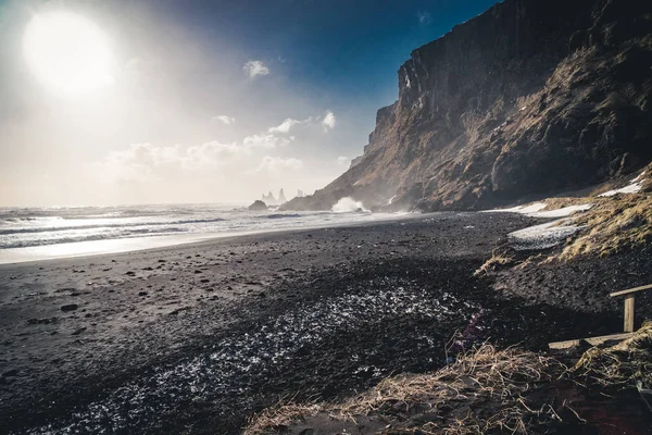 Východ slunce na slavné Black Sand Beach Reynisfjary na Islandu. Větrné ráno. Vlny oceánu. Barevné nebe. Západ slunce ráno. — Stock fotografie