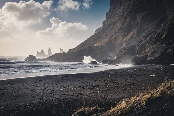 Východ slunce na slavné Black Sand Beach Reynisfjary na Islandu. Větrné ráno. Vlny oceánu. Barevné nebe. Západ slunce ráno. — Stock fotografie