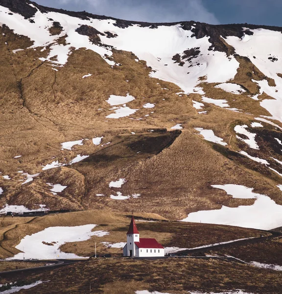 Panoramautsikt över Vik på sunrise sunset. Södra Iceland.Typical röd färgade träkyrka i Vik stad, Island på vintern. — Stockfoto