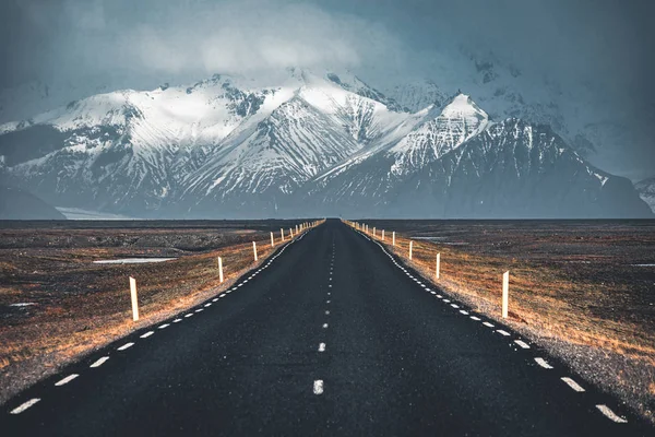Rua rodovia anel estrada No.1 na Islândia, com vista para a montanha. Lado sul se o país . — Fotografia de Stock