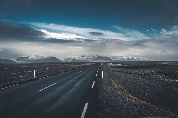 Calle de la carretera de circunvalación Nº 1 en Islandia, con vista hacia la montaña. Lado sur si el país . — Foto de Stock