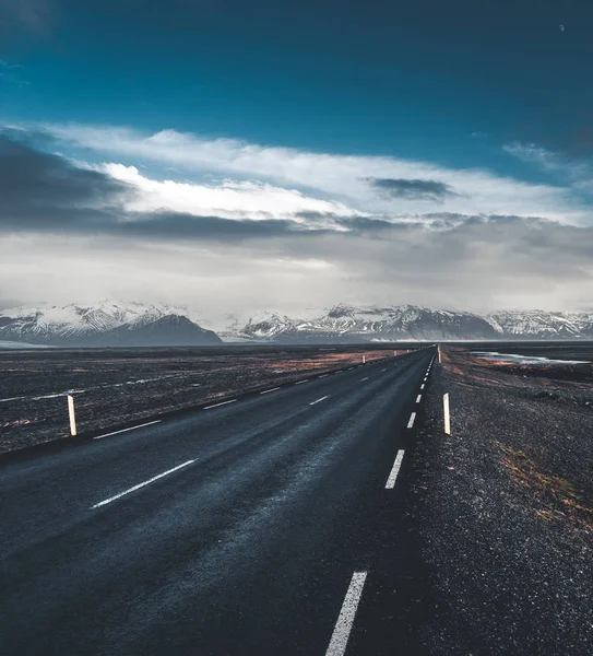 Ulice Highway okruhu č.1 na Islandu, s výhledem na hory. Jižní strana Pokud země. — Stock fotografie