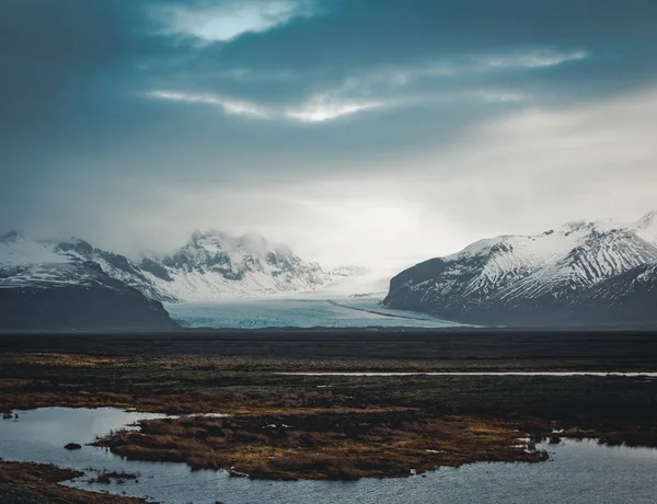 Camino que conduce hacia enormes glaciares y montañas en Islandia Vatnajokull imagen de avión no tripulado glaciar glaciar con carretera calle y nubes y cielo azul. Dramática escena invernal del Parque Nacional Vatnajokull —  Fotos de Stock