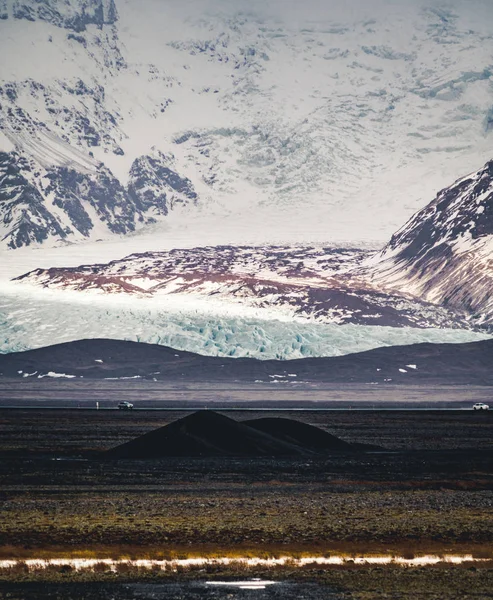 Yol büyük buzul ve İzlanda Vatnajokull buzul hava dron görüntü dağlarda doğru sokak otoyol ve bulutlar ve mavi gökyüzü ile lider. Dramatik kış sahne Vatnajokull Milli Parkı — Stok fotoğraf