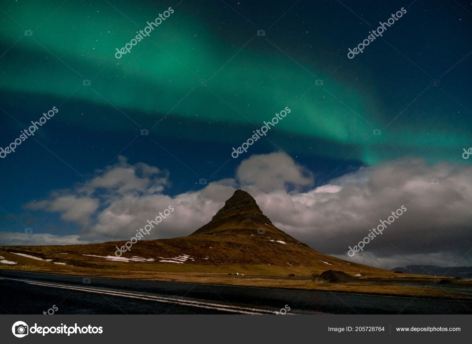 オーロラ オーロラ アイスランドのマウント Kirkjufell 上に表示します ストック写真 C Mathias Berlin
