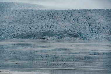 Fjallsarlon Jokulsarlon büyük buzul ve İzlanda Vatnajokull buzul hava dron görüntü mavi gökyüzü ve bulutlar ile dağlarda. Dramatik kış sahne Vatnajokull Milli Parkı, İzlanda, Avrupa'nın
