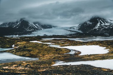 Fjallsarlon Jokulsarlon büyük buzul ve İzlanda Vatnajokull buzul hava dron görüntü mavi gökyüzü ve bulutlar ile dağlarda. Dramatik kış sahne Vatnajokull Milli Parkı, İzlanda, Avrupa'nın