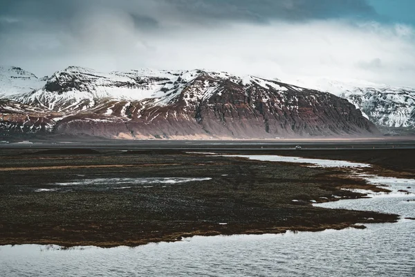 Calle de la carretera de circunvalación Nº 1 en Islandia, con vista hacia la montaña. Lado sur si el país . — Foto de Stock