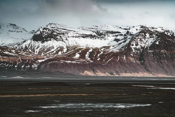 Street Highway Ring road No.1 in Iceland, with view towards mountain. Southern side if the country. — Stock Photo, Image
