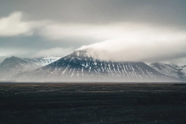 Дорога, ведущая к огромному леднику и горам в Исландии Vatnajokull ледниковый беспилотник изображения с улицы шоссе и облака и голубое небо. Драматическая зимняя сцена Национального парка Ватнайокулл — стоковое фото