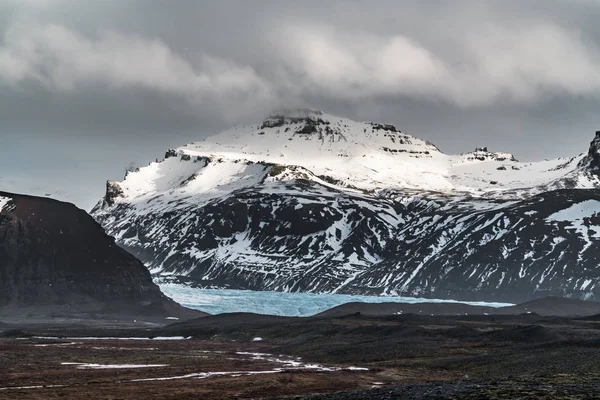 Дорога, ведущая к огромному леднику и горам в Исландии Vatnajokull ледниковый беспилотник изображения с улицы шоссе и облака и голубое небо. Драматическая зимняя сцена Национального парка Ватнайокулл — стоковое фото