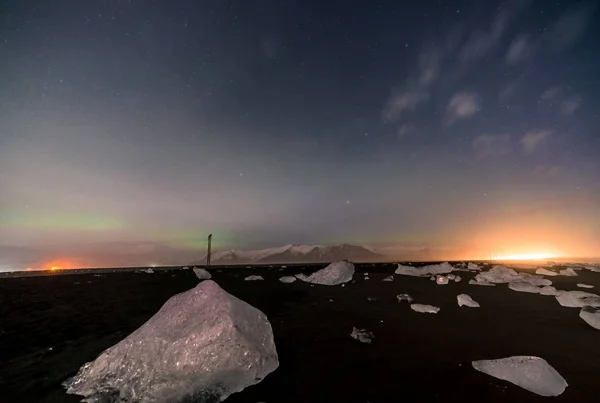 Polární záře na Diamond beach v jižní východ Islandu, Jokursarlon Vik ledu skály oceán — Stock fotografie