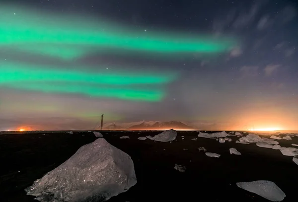 Luzes do norte na praia Diamond no sudeste da Islândia, Jokursarlon Vik gelo rochas oceano — Fotografia de Stock