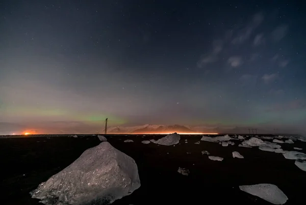 Luces boreales en la playa Diamond en el sureste de Islandia, Jokursarlon Vik hielo rocas océano —  Fotos de Stock