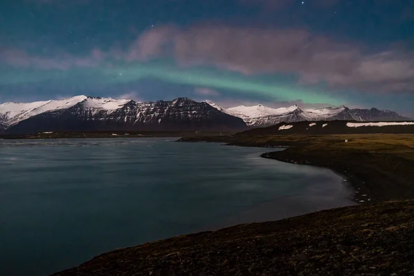 Luces boreales en la playa Diamond en el sureste de Islandia, Jokursarlon Vik hielo rocas océano — Foto de Stock