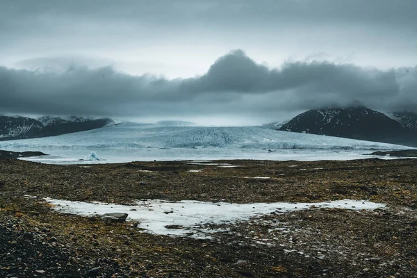 Fjallsarlon Jokulsarlon Enormi ghiacciaio e montagne in Islanda Vatnajokull immagine drone aereo ghiacciaio con nuvole e cielo blu. Drammatica scena invernale del Parco Nazionale Vatnajokull, Islanda, Europa — Foto Stock