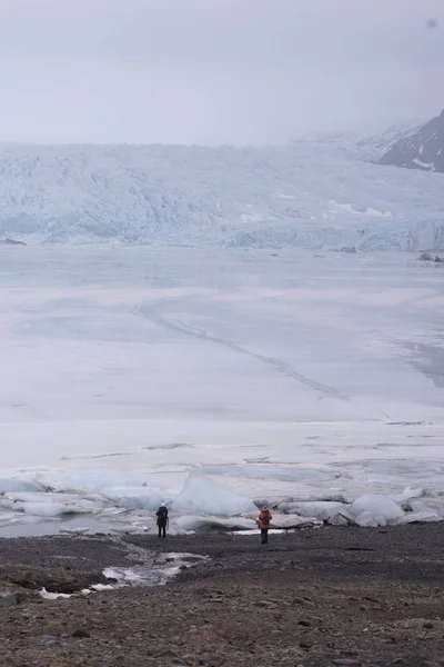 Fjallsarlon glaciärlagunen enorma glaciär och bergen i Island Vatnajokull glaciären antenn drönare bild med moln och himmel. Dramatiska vinter scen av Vatnajökull nationalpark, Island, Europa — Stockfoto