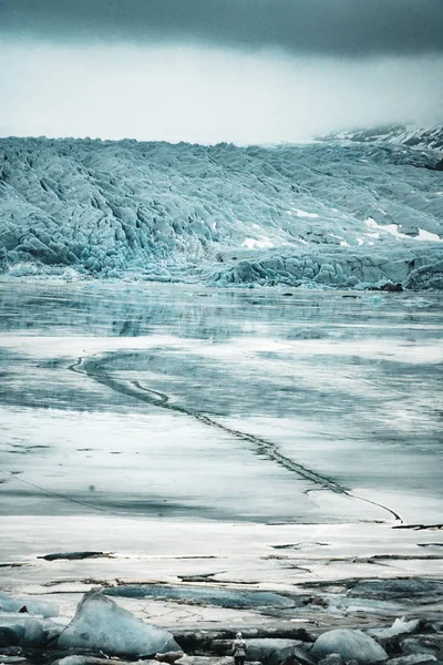 Fjallsarlon Jokulsarlon enorme gletsjers en bergen in IJsland Vatnajokull-gletsjer luchtfoto drone afbeelding met wolken en blauwe hemel. Dramatische winters tafereel van het Vatnajokull Nationaal Park, IJsland, Europa — Stockfoto