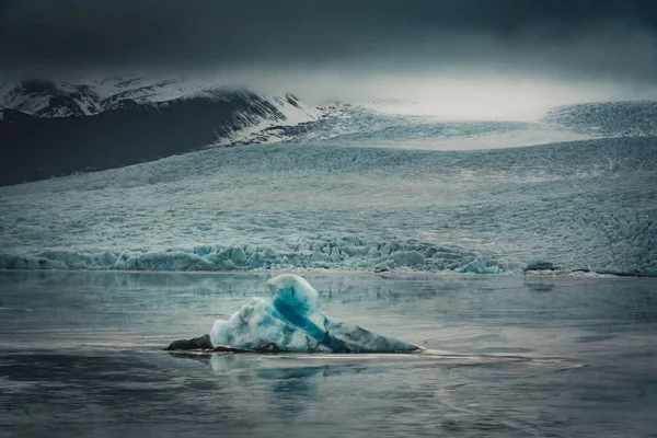 Fjallsarlon Jokulsarlon büyük buzul ve İzlanda Vatnajokull buzul hava dron görüntü mavi gökyüzü ve bulutlar ile dağlarda. Dramatik kış sahne Vatnajokull Milli Parkı, İzlanda, Avrupa'nın — Stok fotoğraf