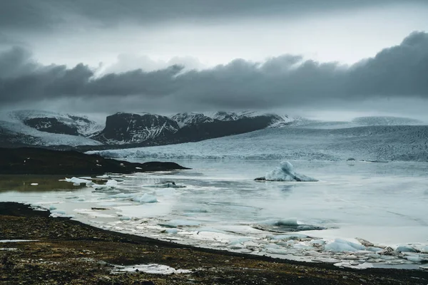 Fjallsarlon Jokulsarlon ogromny lodowiec i góry w obrazie antenowe drone lodowiec Vatnajokull Islandii z chmury i błękitne niebo. Sceny dramatyczne zimowych Europy Park Narodowy Vatnajökull, Islandia, — Zdjęcie stockowe