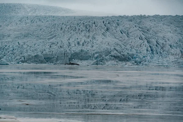 Fjallsarlon Jokulsarlon enorme gletsjers en bergen in IJsland Vatnajokull-gletsjer luchtfoto drone afbeelding met wolken en blauwe hemel. Dramatische winters tafereel van het Vatnajokull Nationaal Park, IJsland, Europa — Stockfoto