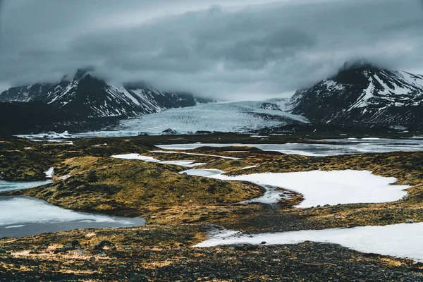 Fjallsarlon Jokulsarlon 거 대 한 빙하와 산 구름과 푸른 하늘 아이슬란드 Vatnajokull 빙하 공중 무인 비행기 이미지에. Vatnajokull 국립 공원, 아이슬란드, 유럽의 극적인 겨울 장면 — 스톡 사진
