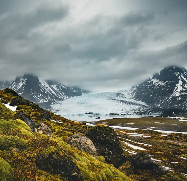 Fjallsarlon Jokulsarlon 巨大的冰川和山脉在冰岛 Vatnajokull 冰川空中无人机图像与云和蓝天。Vatnajokull 国家公园的戏剧性的冬天场面, 冰岛, 欧洲 — 图库照片