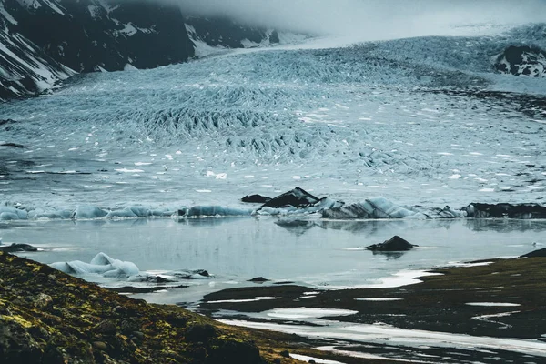 Fjallsarlon Jokulsarlon hatalmas gleccser és a hegyek Vatnajokull Izlandi gleccser légi drone kép kék ég és a felhők. Drámai téli táj Vatnajokull Nemzeti Park, Izland, Európa — Stock Fotó