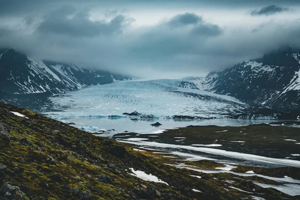 Ледник Fjallsarlon Jokulsarlon Огромный ледник и горы в Исландии Vatnajokull ледниковый беспилотник изображения с облаками и голубым небом. Драматическая зимняя сцена Национального парка Ватнайокулл, Исландия, Европа — стоковое фото