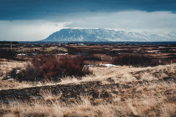 Utcai autópálya körgyűrű No.1-Izland felé hegyi kilátással. Déli oldalán ha az ország. — Stock Fotó