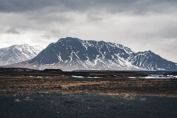 Strada Autostrada tangenziale No.1 in Islanda, con vista verso la montagna. Parte meridionale se il paese . — Foto Stock