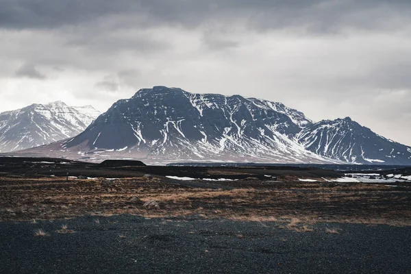 Street Highway Ring road No.1 in Iceland, with view towards mountain. Southern side if the country. — Stock Photo, Image