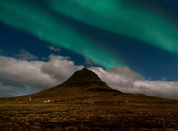 Northern lights aurora borealis visas över Mount Kirkjufell i Island. — Stockfoto