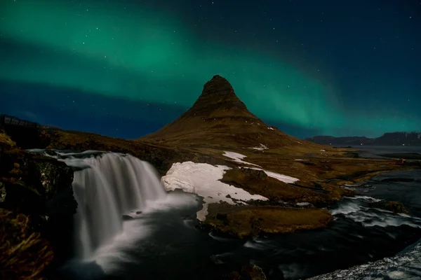 Kuzey ışıkları aurora borealis görünür Mount Kirkjufell İzlanda üzerinden. — Stok fotoğraf