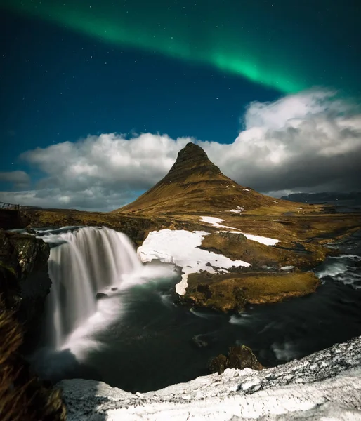 Auroras boreales aparecen sobre el monte Kirkjufell en Islandia . — Foto de Stock