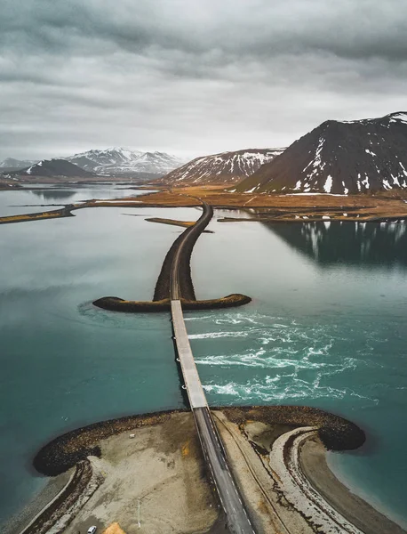 Luftaufnahme der Straße 1 in Island mit Brücke über das Meer auf der Halbinsel Snaefellsnes mit Wolken, Wasser und Berg im Hintergrund — Stockfoto