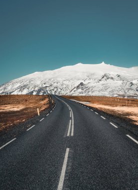 Sokak otoyol çevre yolu No.1 İzlanda, doğru dağ manzaralı. Güney tarafı Eğer ülke.
