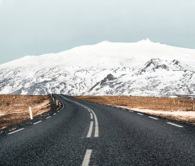 Sokak otoyol çevre yolu No.1 İzlanda, doğru dağ manzaralı. Güney tarafı Eğer ülke.