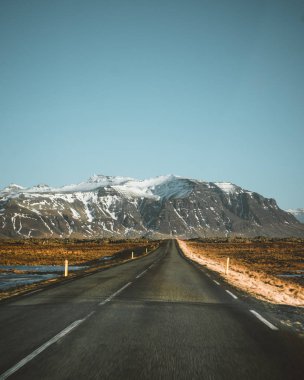 Sokak otoyol çevre yolu No.1 İzlanda, doğru dağ manzaralı. Güney tarafı Eğer ülke.
