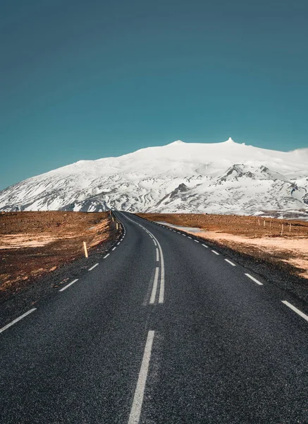 Ulice Highway okruhu č.1 na Islandu, s výhledem na hory. Jižní strana Pokud země. — Stock fotografie