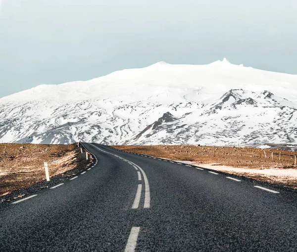 Ulice Highway okruhu č.1 na Islandu, s výhledem na hory. Jižní strana Pokud země. — Stock fotografie