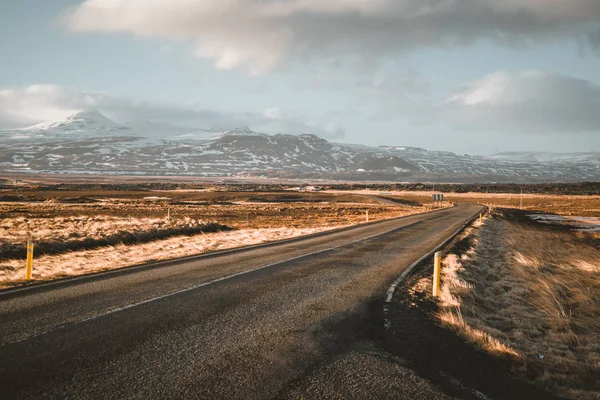 Calle de la carretera de circunvalación Nº 1 en Islandia, con vista hacia la montaña. Lado sur si el país . — Foto de Stock