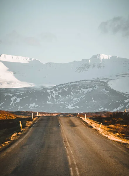 Calle de la carretera de circunvalación Nº 1 en Islandia, con vista hacia la montaña. Lado sur si el país . — Foto de Stock
