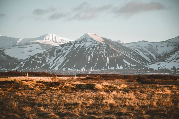 Вулиця шосе МКАД № 1 в Ісландії, з перспективою гори. Південного боку якщо країни. — стокове фото
