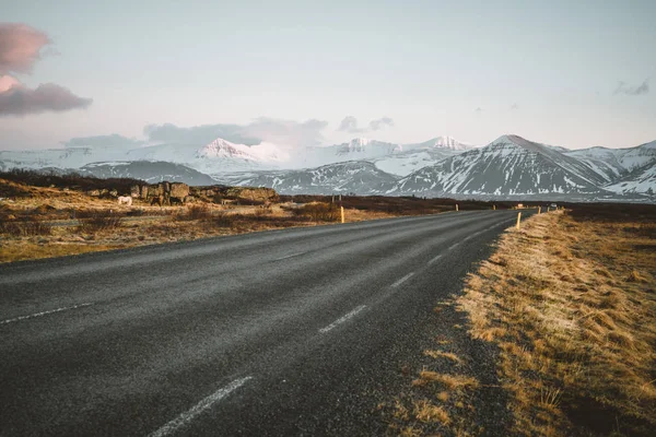 Street Highway Ring road No.1 in Iceland, with view towards mountain. Southern side if the country. — Stock Photo, Image