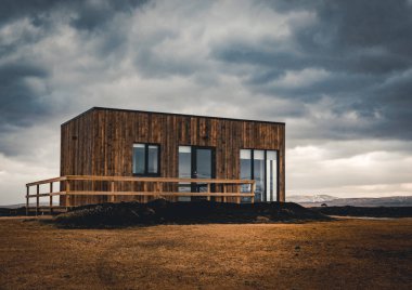 İzlanda, Mayıs 2018: Görünümü yeni yapılı kabin ve turistlerin konaklama olan bungalovlar doğru. Bu kabin 2018 yılında inşa edilmiş.